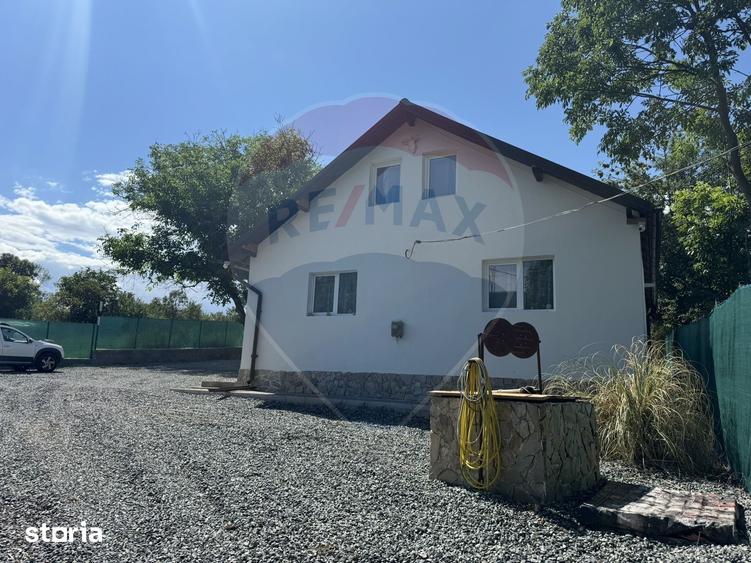 Casă cu 6 camere cu Teren 2800 Mp în Livada