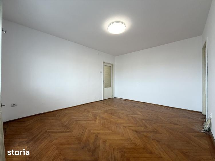 Apartament cu 3 camere semidecomandat în Punctele Cardinale