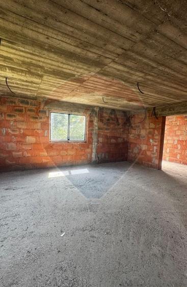 Casă cu 5 camere cu Teren 1000 Mp în Costâna
