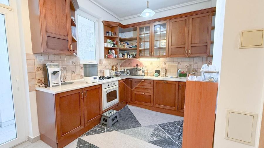 Apartament cu 3 camere decomandat, mobilat în Magheru