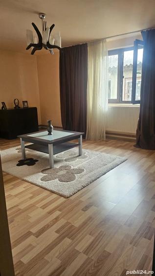 Casă cu 4 camere în Pietroasele