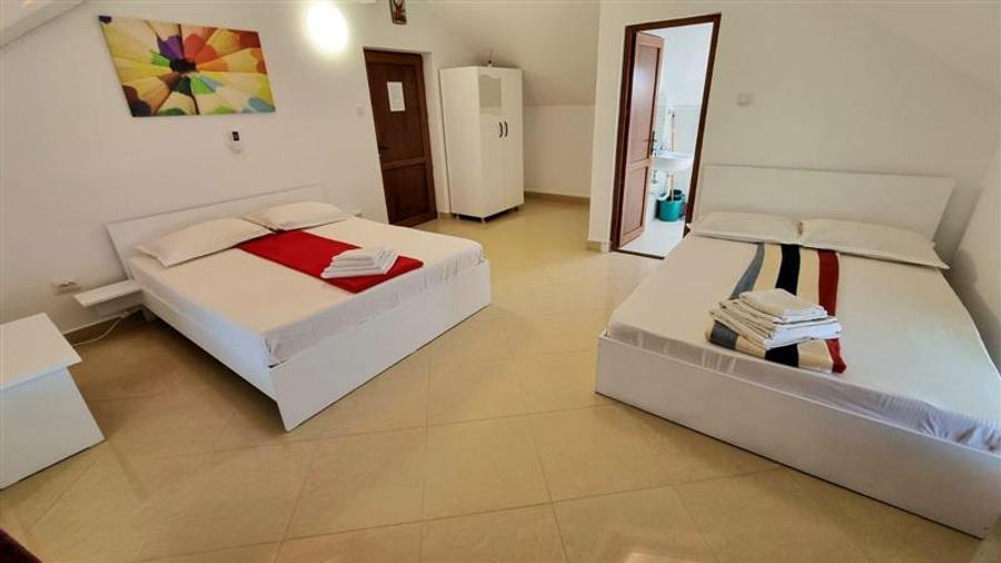 Casă individuală cu 14 camere cu Canalizare în Nord-Est