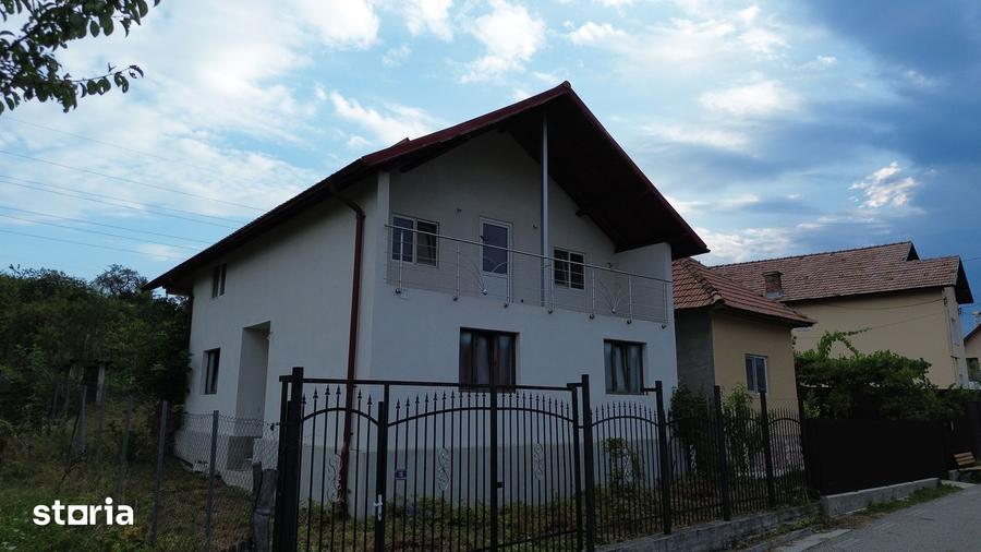 Casă cu 5 camere cu Teren 320 Mp în Sălătrucel
