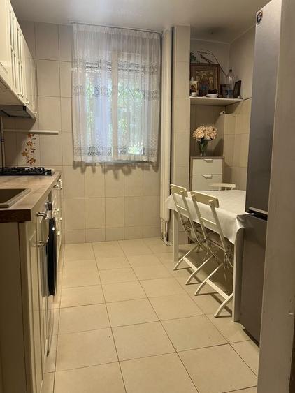 Apartament cu 3 camere semidecomandat în Grivița