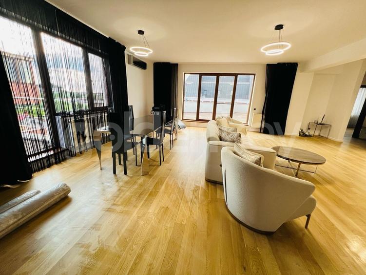 Penthouse cu 3 camere decomandat, mobilat în Herăstrău