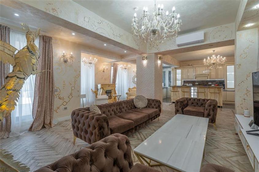 Penthouse cu 4 camere decomandat, mobilat în Central