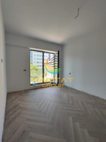 Apartament cu 3 camere semidecomandat în Berceni