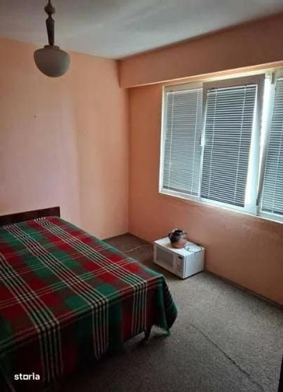 Apartament cu 3 camere semidecomandat în Păcii
