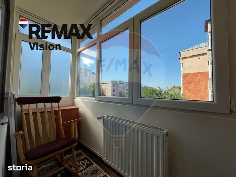 Apartament cu 3 camere semidecomandat, mobilat în George Enescu