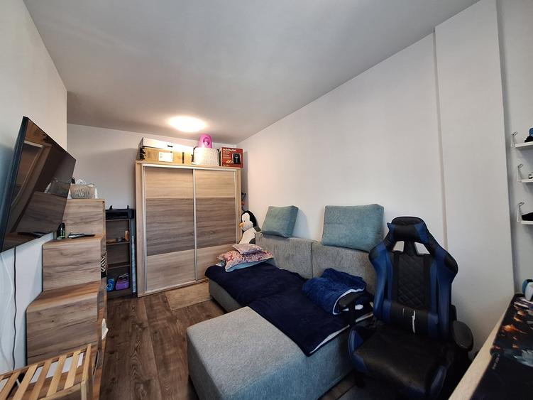 Apartament cu 3 camere semidecomandat, mobilat în Florești