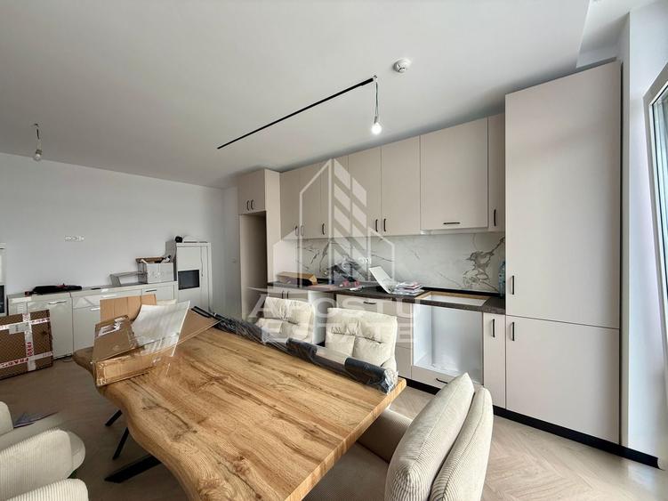 Apartament cu 3 camere semidecomandat, mobilat în Aradului
