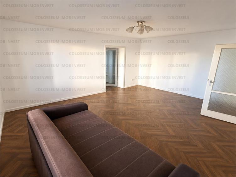 Apartament cu 3 camere semidecomandat în Tractorul