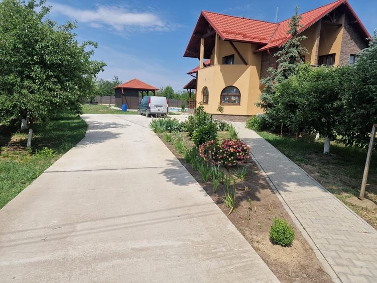 Casă cu 4 camere cu Teren 2252 Mp în Coșula