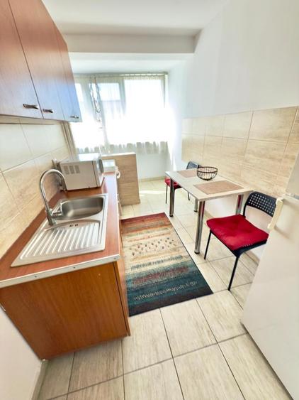 Apartament cu 2 camere semidecomandat, mobilat în P-ța Universității