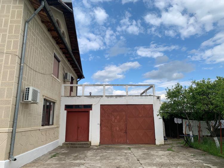 Casă cu 4 camere în Florica