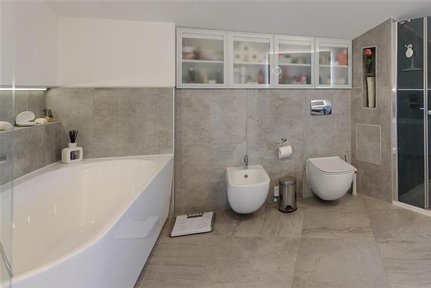 Casă individuală cu 4 camere cu Piscina în Central