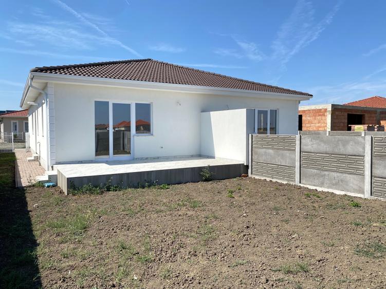 Duplex cu 3 camere cu Canalizare în Remetea Mare