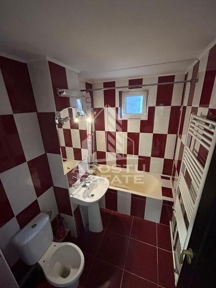 Apartament cu 3 camere semidecomandat în Aradului