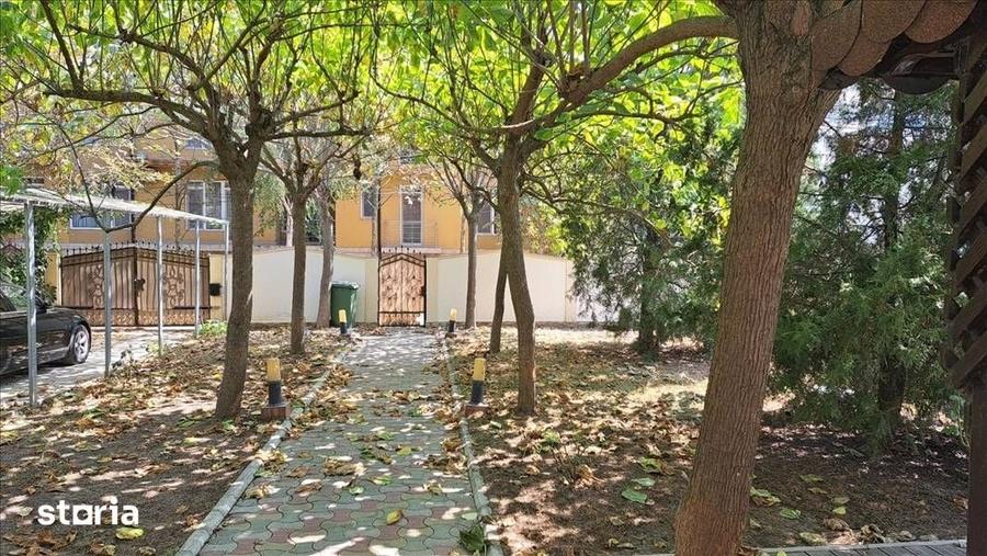 Casă cu 8 camere cu Teren 560 Mp în Central
