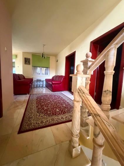 Casă individuală cu 8 camere cu Teren 484 Mp în Cetate