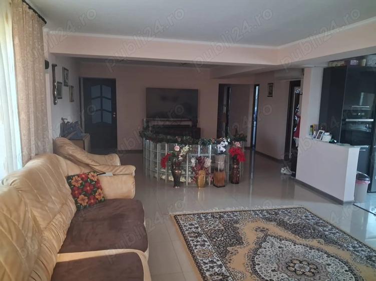 Casă cu 8 camere cu Teren 1000 Mp în Central