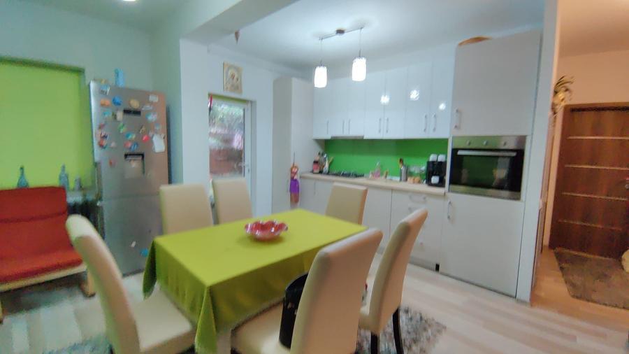 Apartament cu 3 camere decomandat în Florești