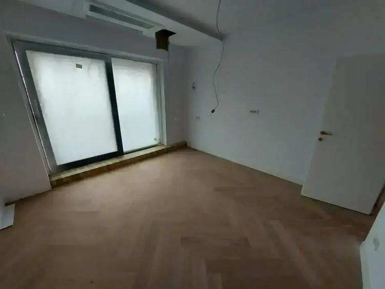 Apartament cu 4 camere semidecomandat în Unirii