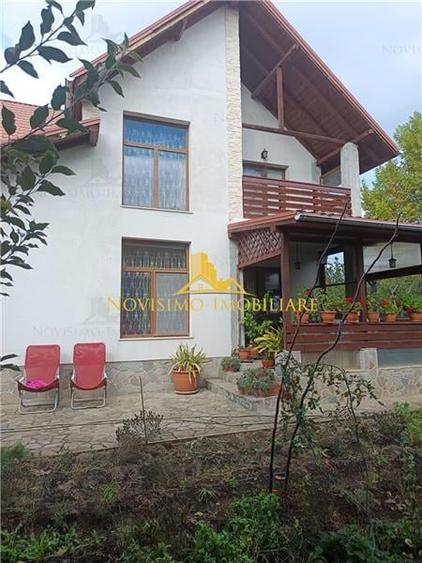 Casă individuală cu 6 camere cu Teren 698 Mp în Albert