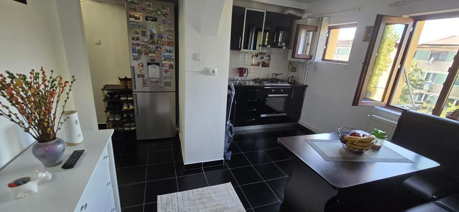 Apartament cu 3 camere nedecomandat, mobilat în Micro 9