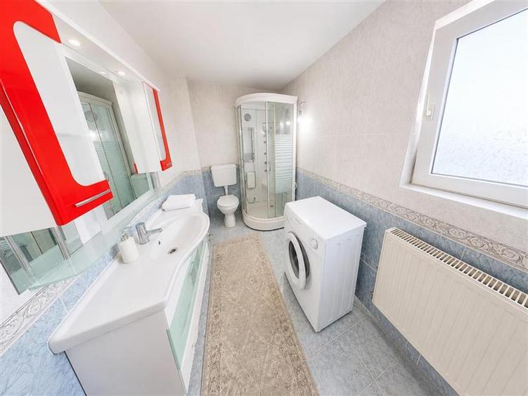 Casă individuală cu 6 camere cu Canalizare în Stupini