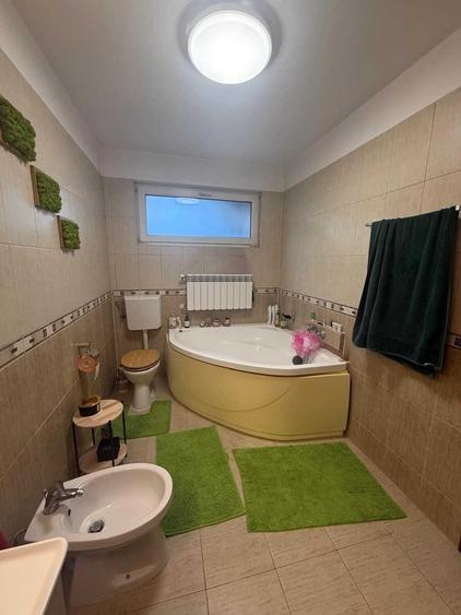 Apartament cu 4 camere decomandat, mobilat în Roșu