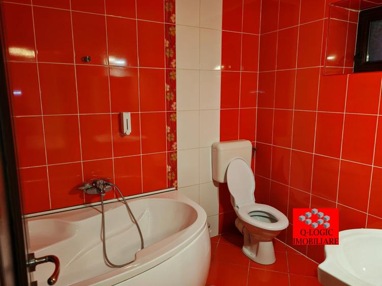 Casă individuală cu 7 camere cu Canalizare în Central
