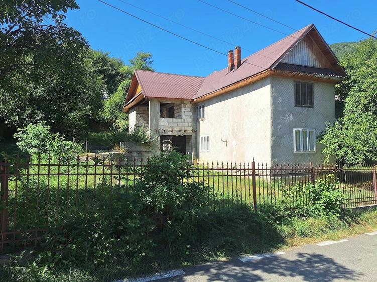 Casă cu 12 camere cu Teren 559 Mp în Tulnici