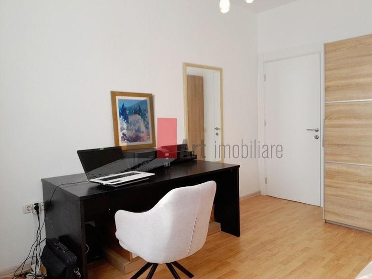 Apartament cu 3 camere decomandat, mobilat în Roșu