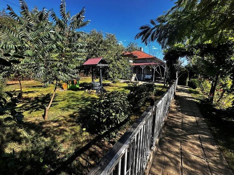 Casă cu 4 camere în Frumușani