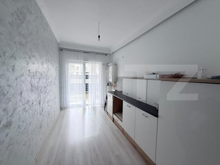 Apartament cu 3 camere semidecomandat, mobilat în Florești