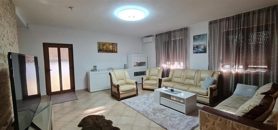 Casă individuală cu 5 camere cu Canalizare în Bujac