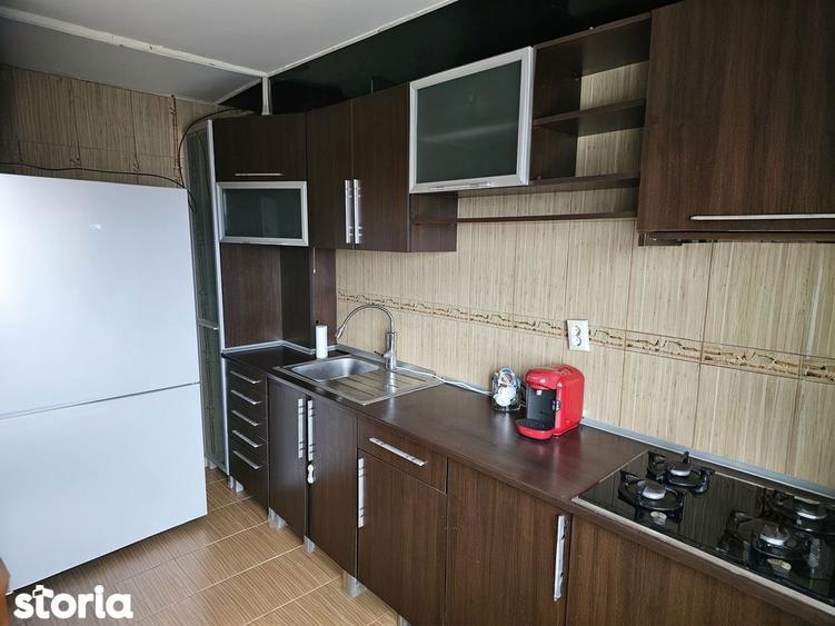 Apartament cu 3 camere decomandat, mobilat în Titan