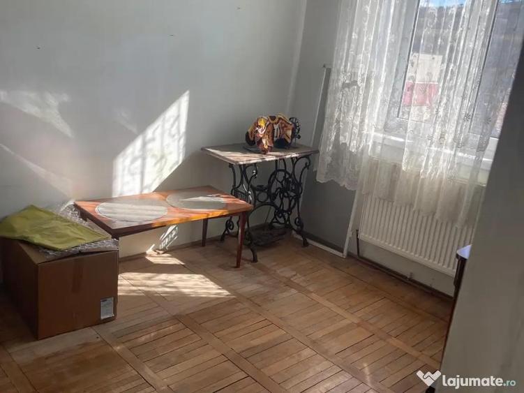 Apartament cu 3 camere semidecomandat în Central
