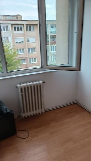 Apartament cu 3 camere semidecomandat în Micro 4