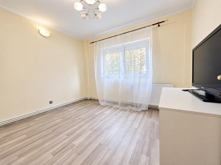Apartament cu 4 camere decomandat în Casa de Cultură