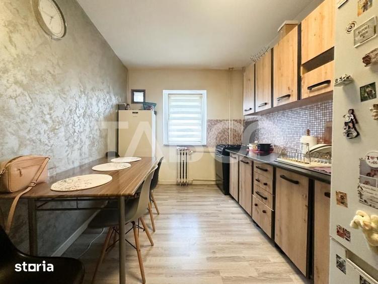 Apartament cu 3 camere semidecomandat în Gruia
