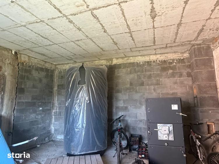 Casă cu 9 camere cu Teren 850 Mp în Brănișca