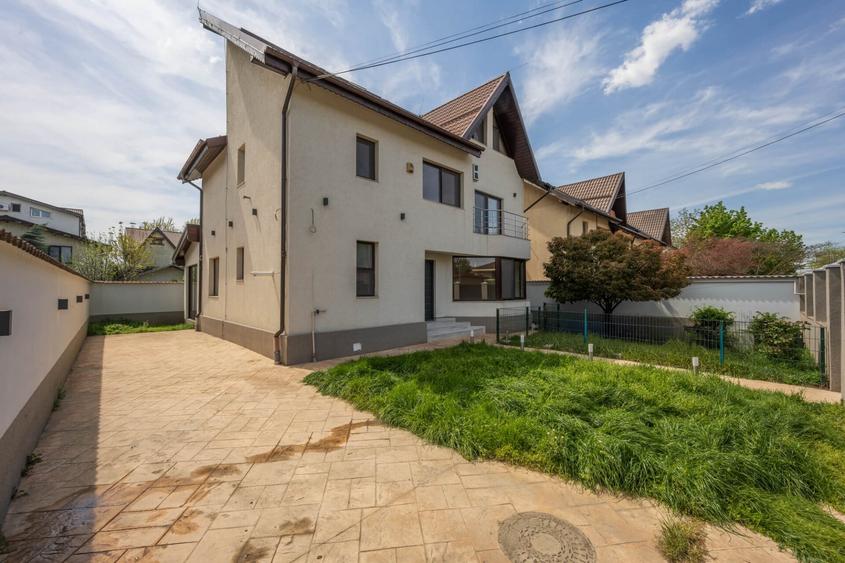 Casă individuală cu 6 camere decomandat cu Canalizare în Est