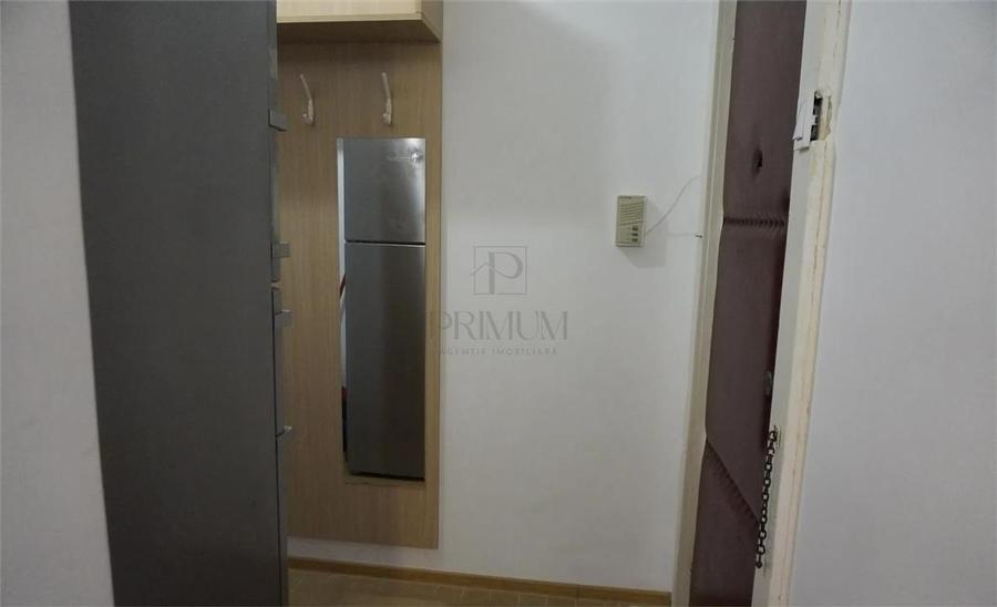 Apartament cu 3 camere semidecomandat, mobilat în Spitalul Județean