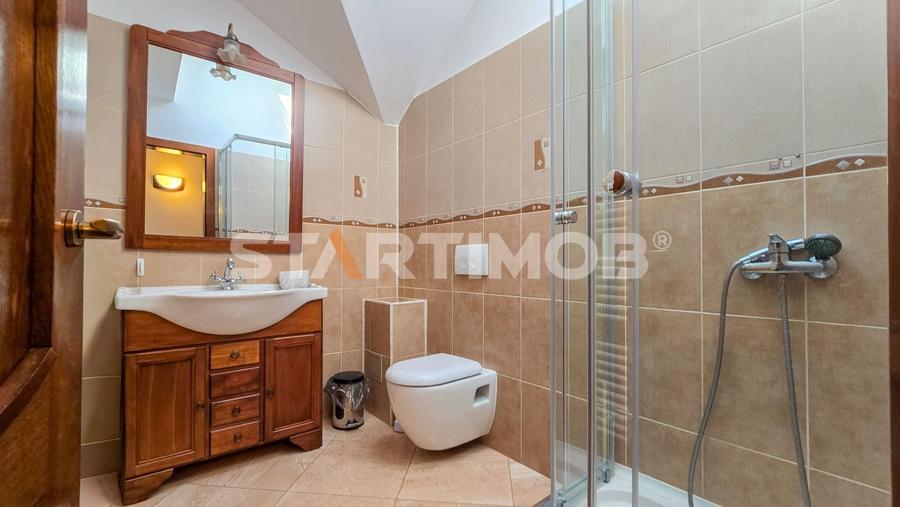 Casă individuală cu 6 camere cu Canalizare în Florilor