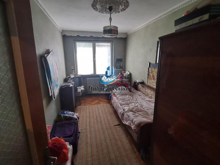 Apartament cu 4 camere semidecomandat în Periferie