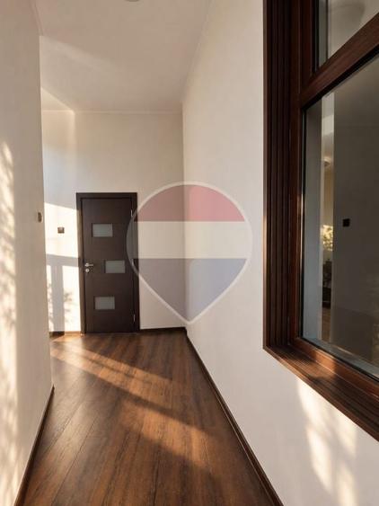 Casă individuală cu 8 camere cu Teren 543 Mp în Central