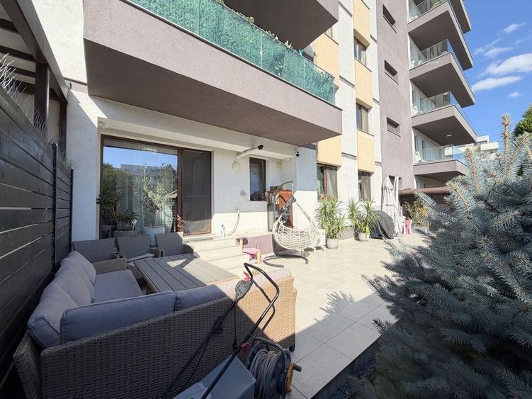 Apartament cu 3 camere semidecomandat în Sisești