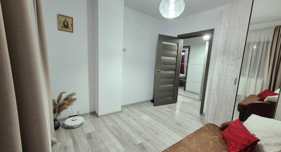 Apartament cu 3 camere decomandat, mobilat în Exterior Vest